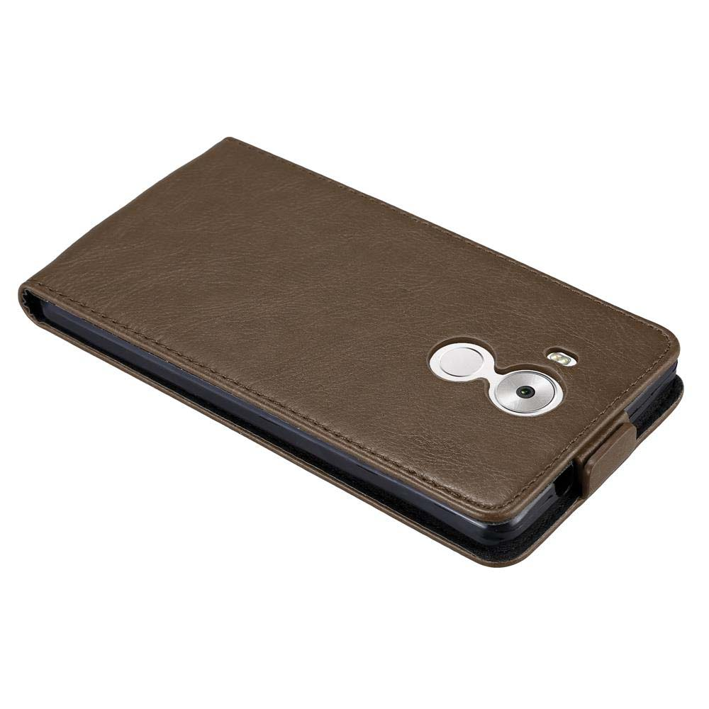 Funda de cuero marrón, cerrada. El teléfono no se ve. Con cierre magnético.