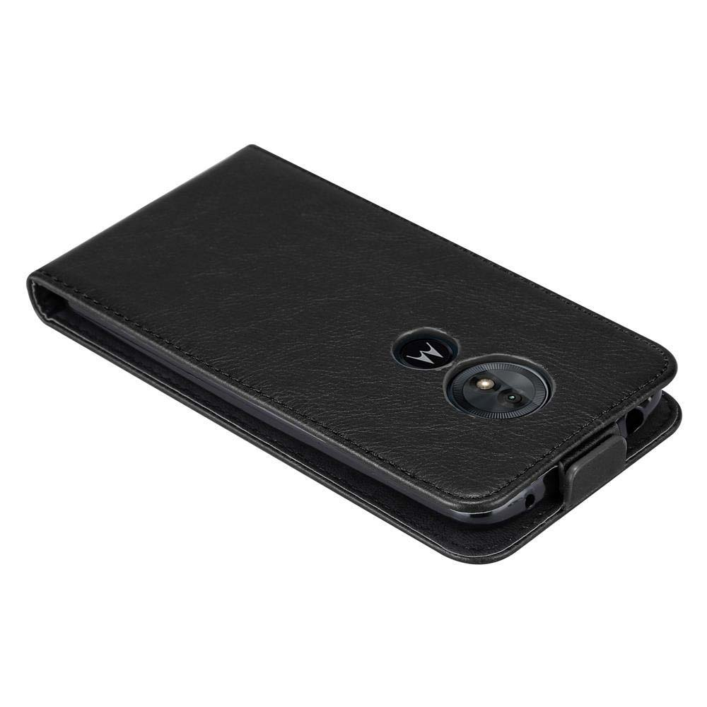 Custodia per telefono in pelle nera. Custodia chiusa. La custodia aperta mostra l'alloggiamento del telefono e l'intaglio della fotocamera.