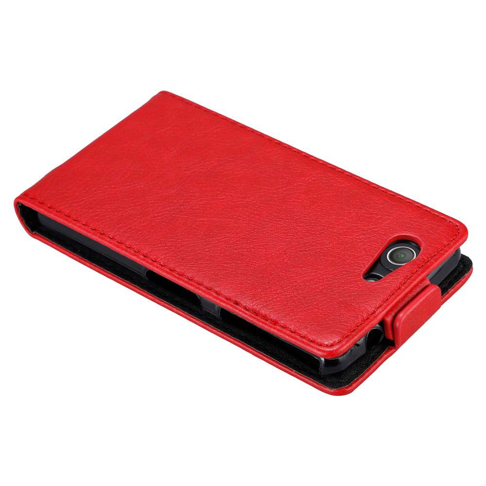 Funda de teléfono de cuero rojo con teléfono dentro, vista abierta y cerrada.