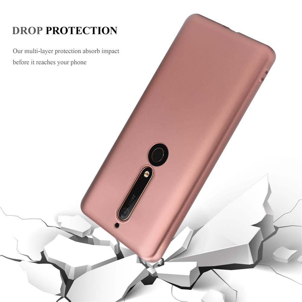 Custodia per telefono oro rosa, angolata su sfondo bianco con effetto terreno crepato sotto.