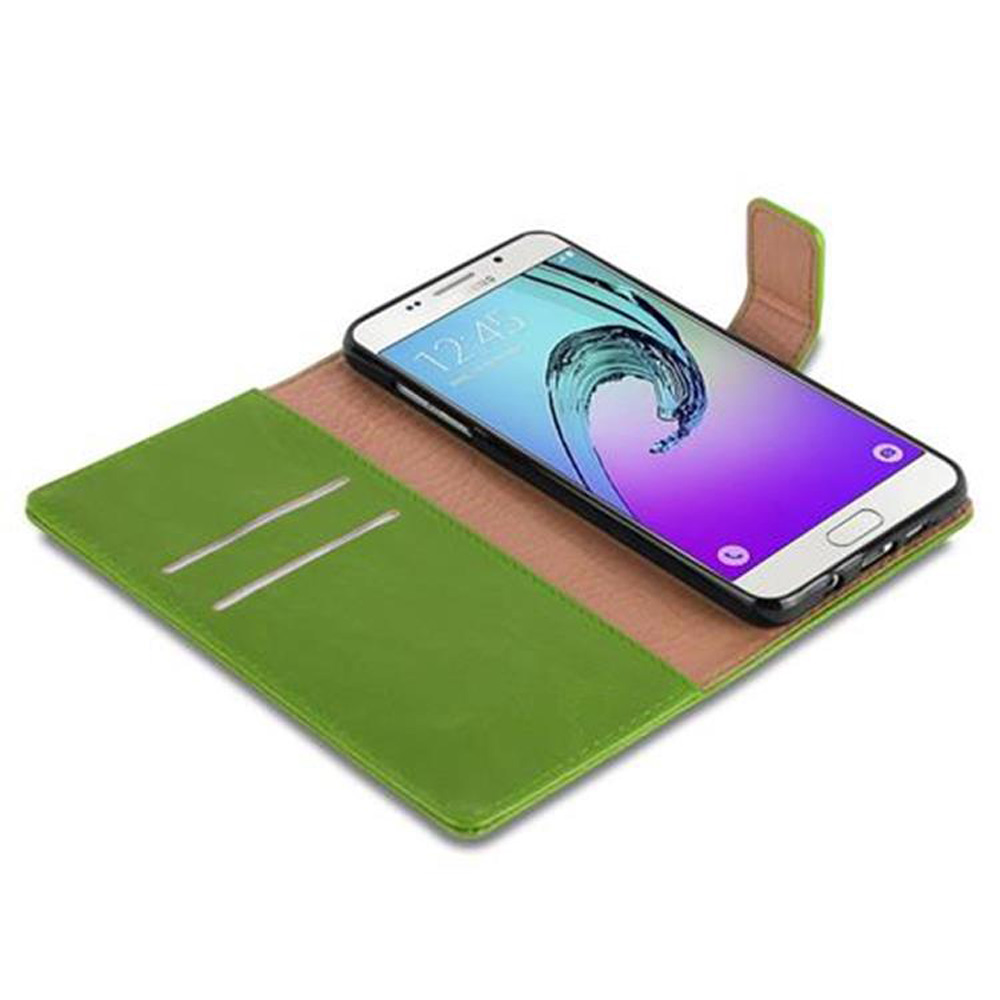 Un teléfono en una funda de cuero verde. La pantalla del teléfono es visible. La funda está abierta.