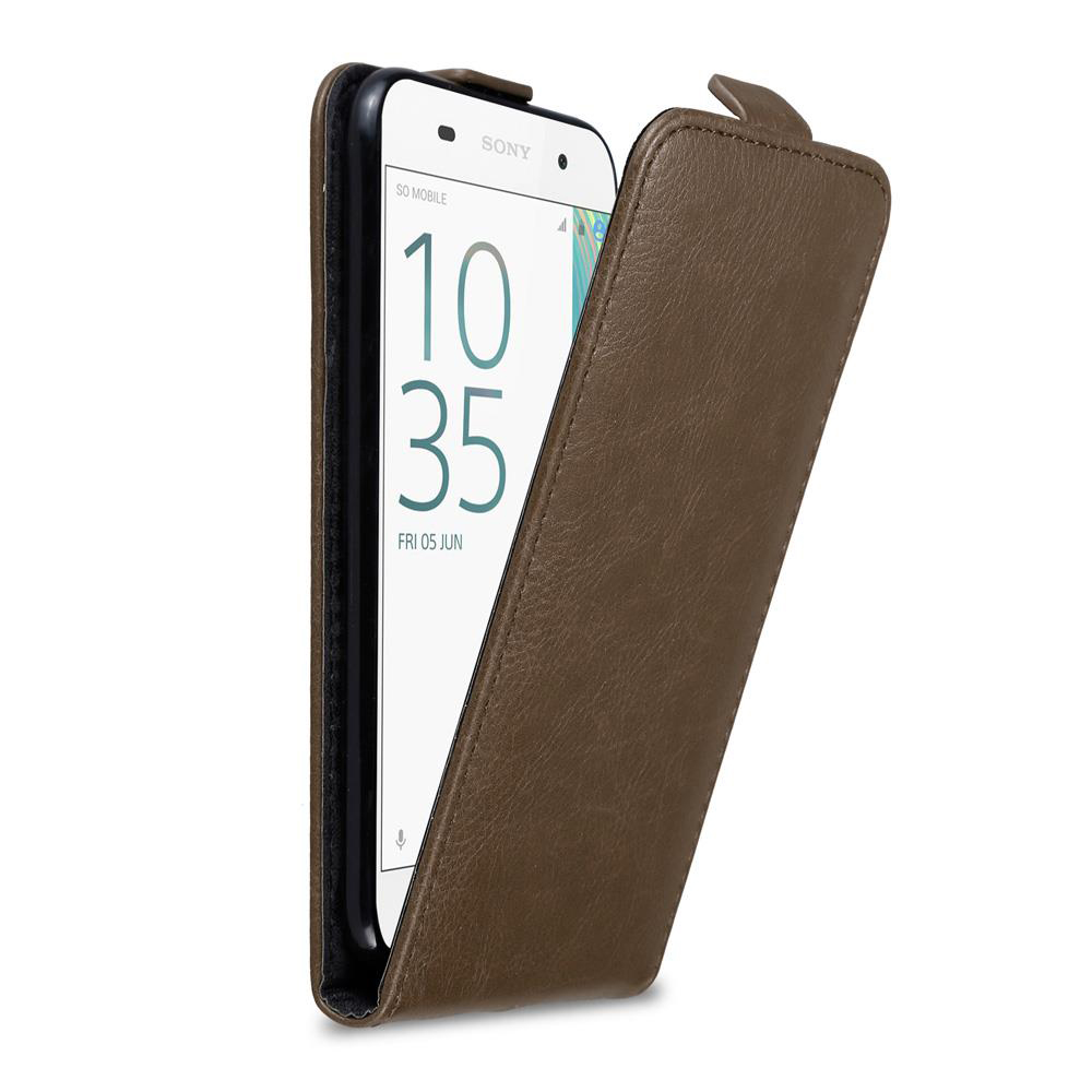 Funda marrón con teléfono dentro. La pantalla del teléfono está encendida. La funda está abierta.
