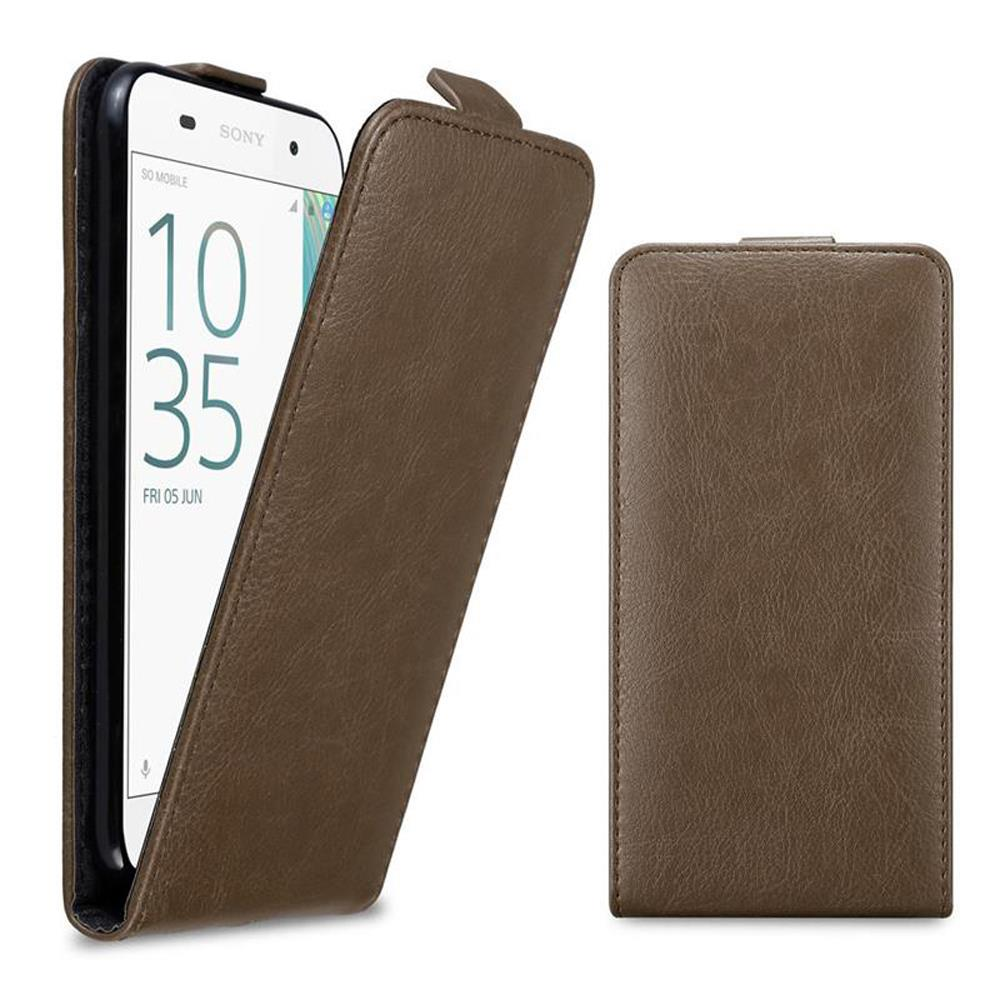 Funda de teléfono de cuero marrón abierta, con un teléfono Sony dentro. La pantalla muestra la hora y la fecha.