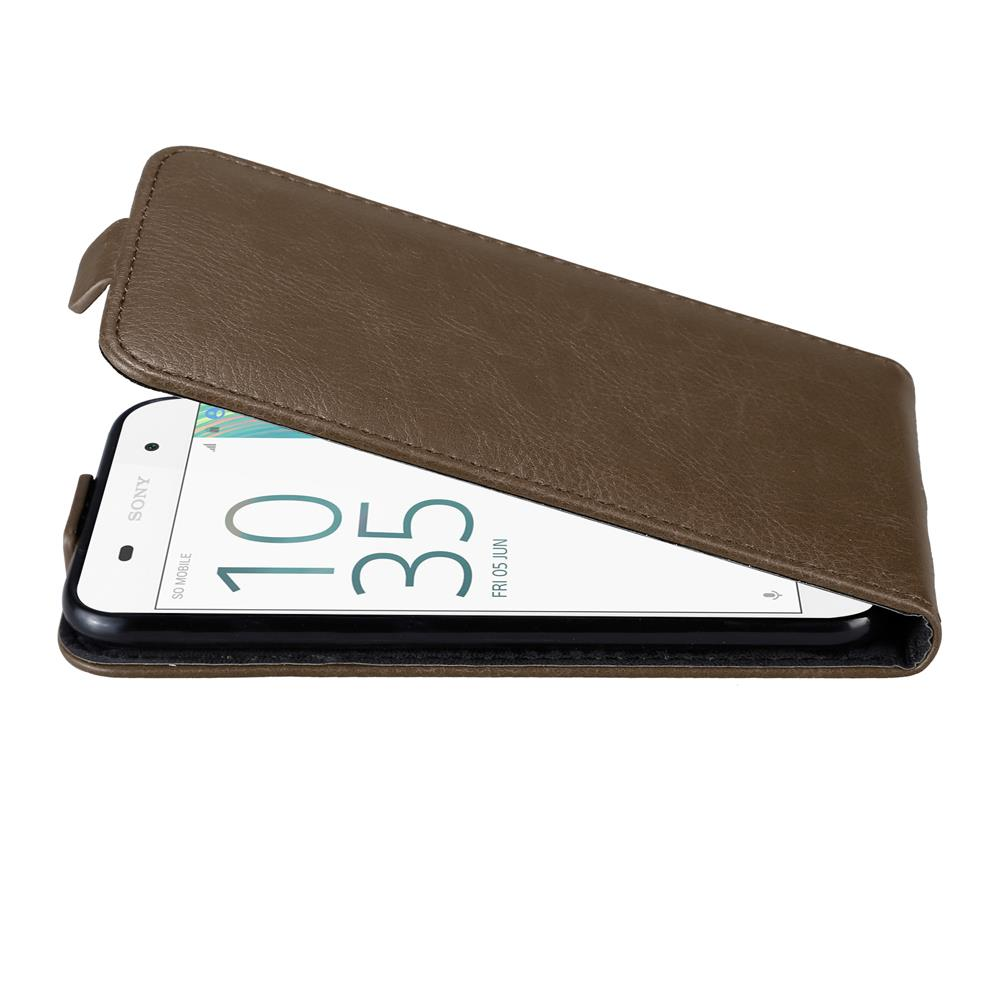 Funda de cuero marrón abierta, mostrando un teléfono con la hora. La funda está abierta.
