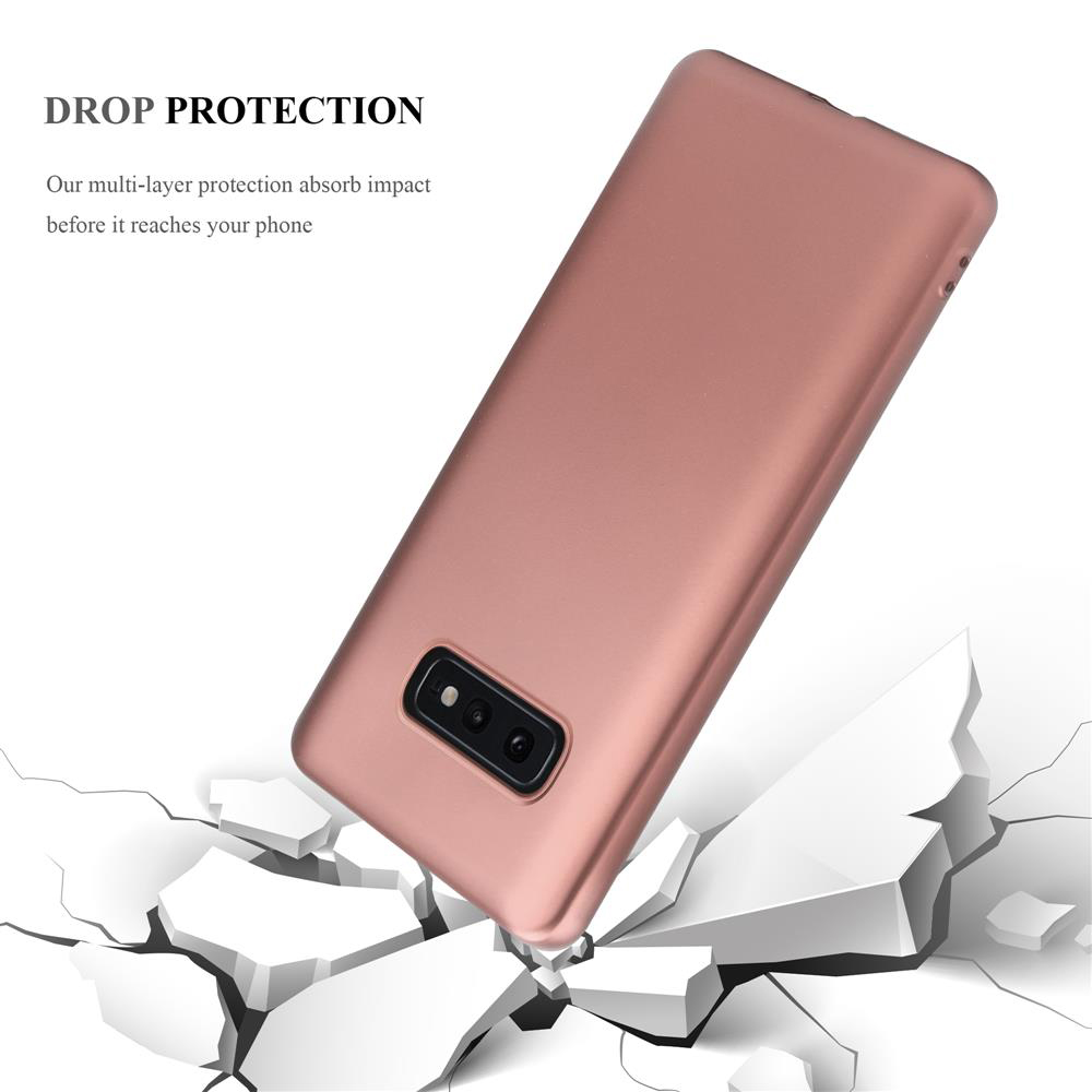 Una custodia per telefono oro rosa su una superficie bianca. La custodia è parzialmente rotta. Testo: Protezione dalle cadute.
