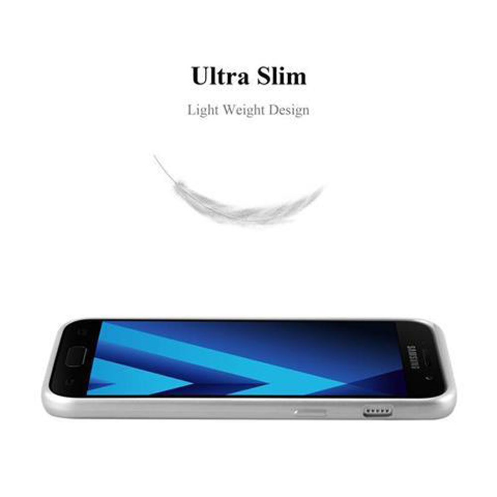 Smartphone en funda plateada, pluma flotando encima, fondo blanco.