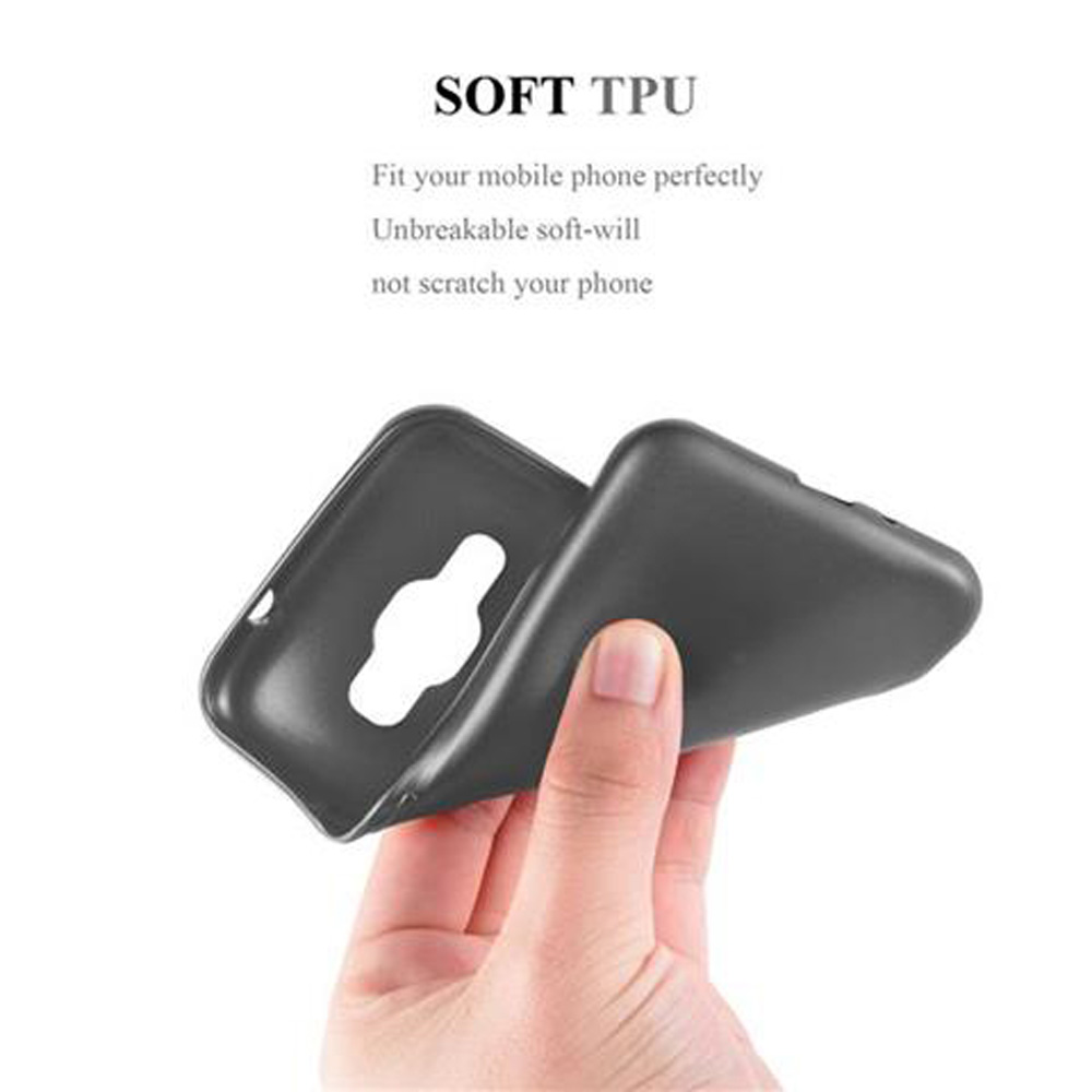 Una mano sostiene una funda de teléfono en dos partes. La funda es gris. El fondo es blanco.