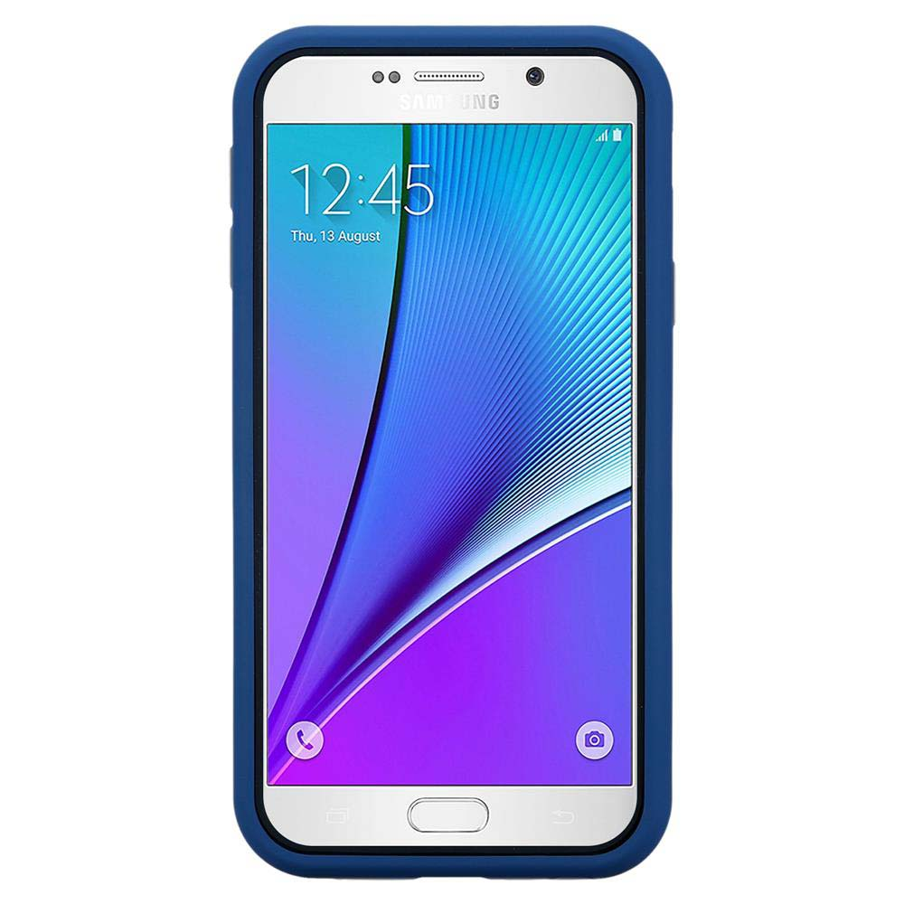 Una custodia blu su un telefono bianco. Lo schermo mostra l'ora. Sfondo bianco.