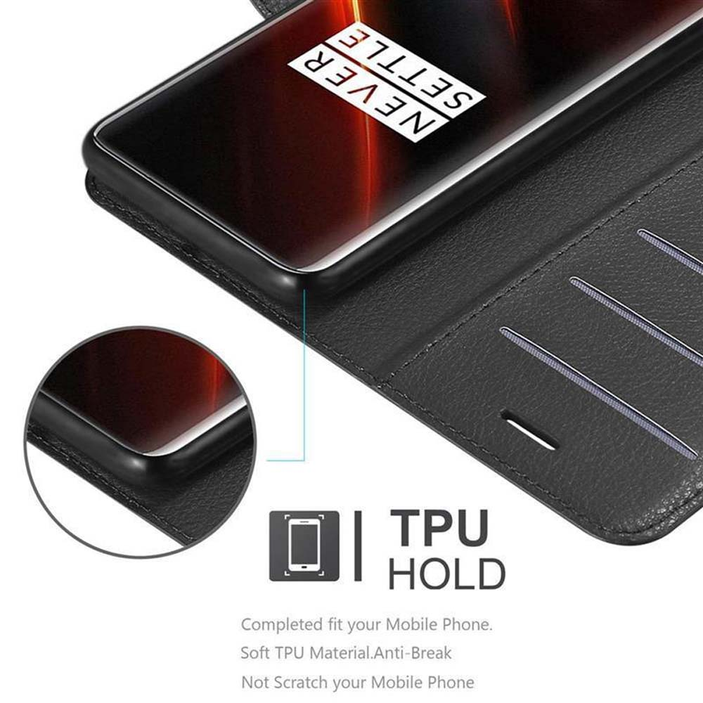 Telefono nero in una custodia nera. La custodia è aperta, mostrando lo schermo del telefono e il logo Never Settle.