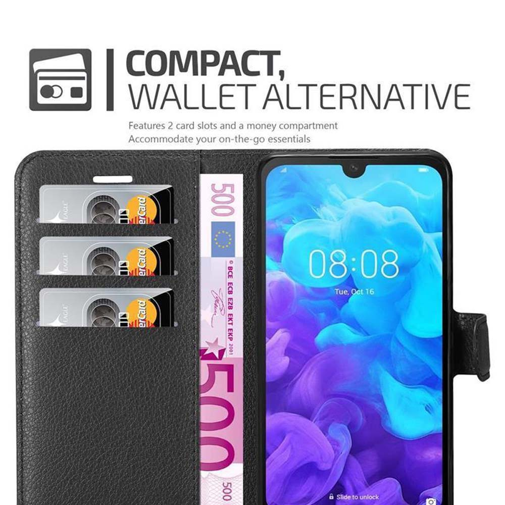 Custodia nera con carte e denaro. Testo: Compact, Wallet Alternative. Il telefono mostra l'ora.