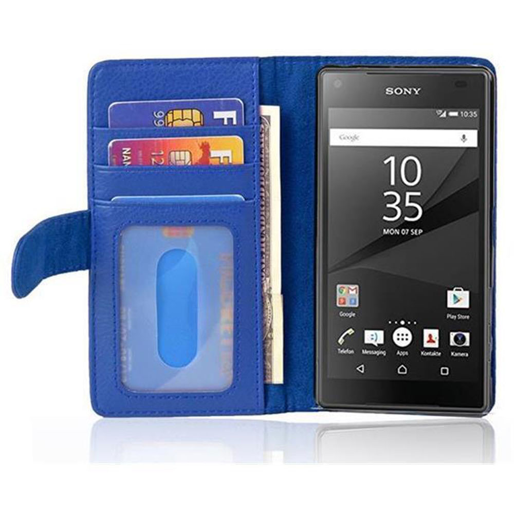 Una funda azul con un teléfono dentro. Muestra ranuras para tarjetas y una ranura de identificación clara. Sony visible.