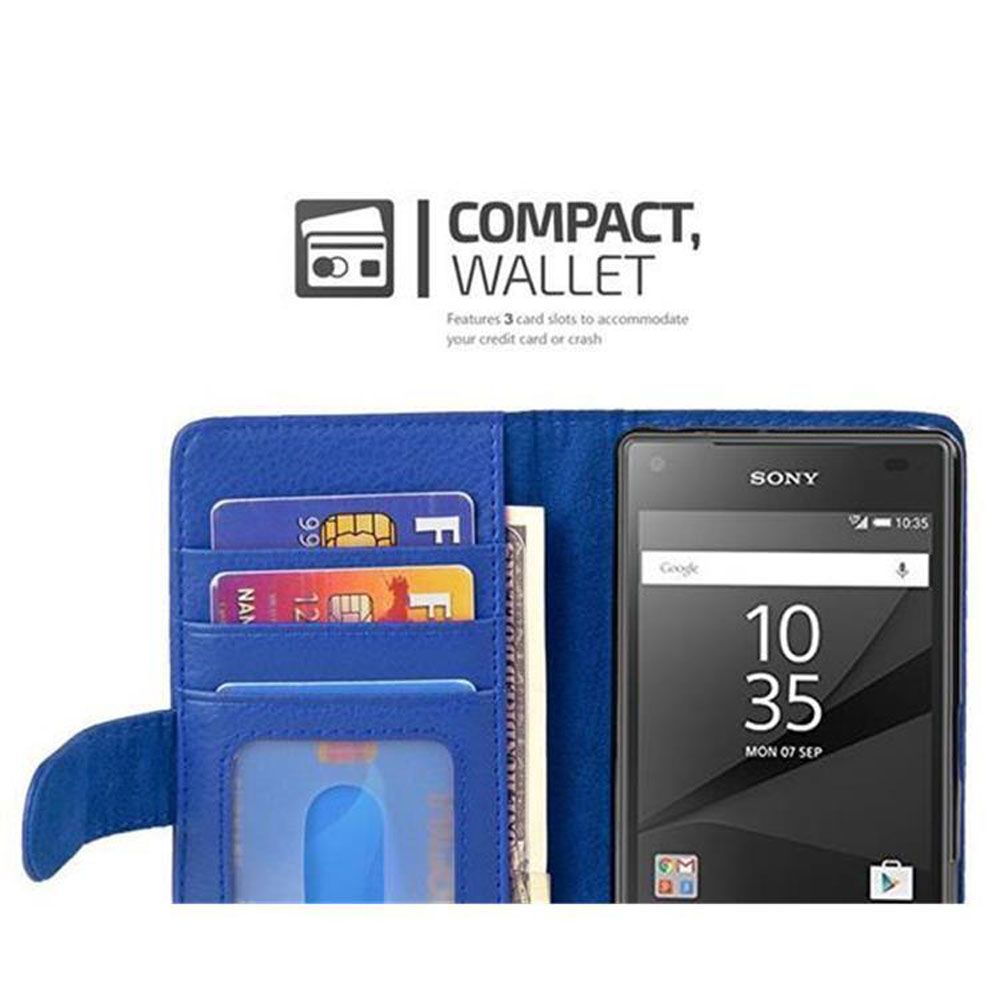 Funda de teléfono azul con tarjetas y teléfono dentro. El teléfono muestra la hora y la fecha. Fondo blanco.