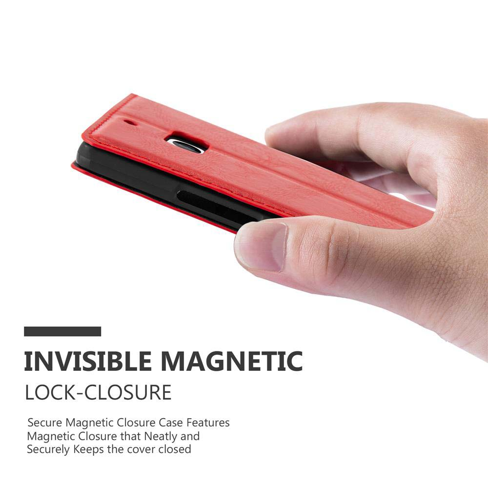 Una mano sosteniendo una funda de teléfono roja, vista detallada del cierre. Texto: Cierre magnético invisible.