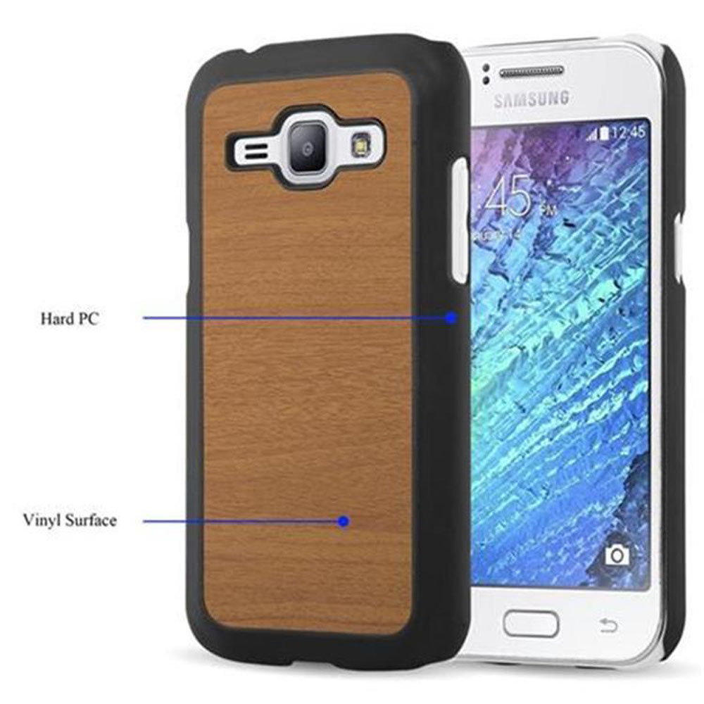 Un telefono all'interno di una custodia nera e con venature del legno, che mostra i dettagli e il design del telefono.