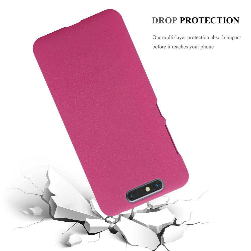 Una custodia rosa che rompe il cemento. Testo: 'Drop Protection'. Sfondo bianco.