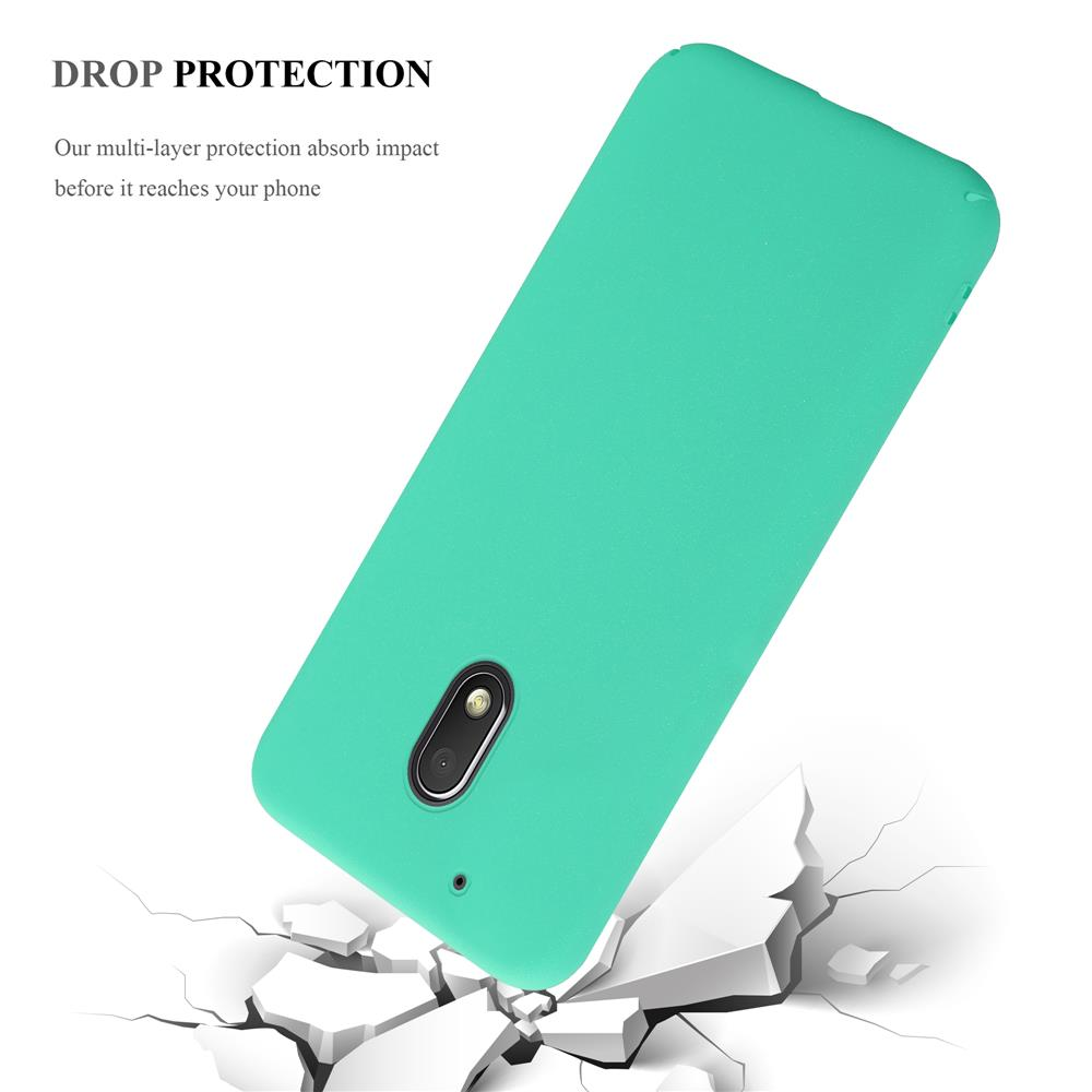 Una custodia per telefono verde acqua con un telefono dentro, angolata su cemento rotto.
