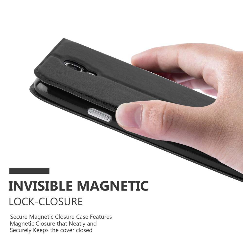 Una mano abriendo una funda de teléfono negra con cierre magnético, con el texto: Cierre de bloqueo magnético invisible.