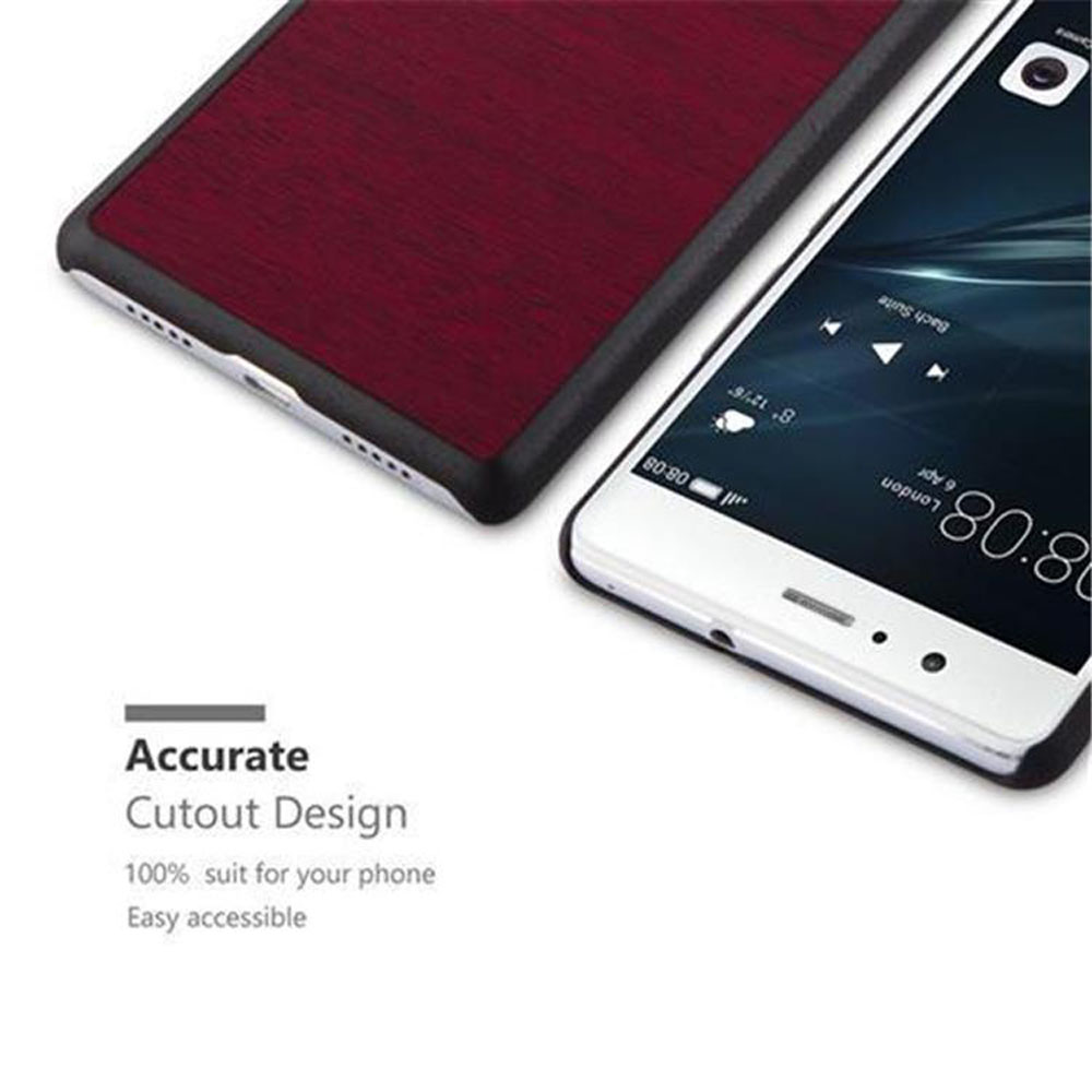 Vengono mostrati un telefono e una custodia. La custodia è simile al legno. Il testo dice design con ritaglio preciso.