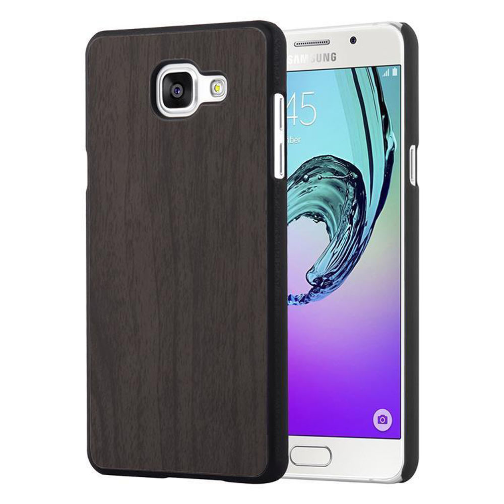 Un teléfono en una funda con textura de madera. El teléfono está a la derecha, con la parte trasera a la izquierda.