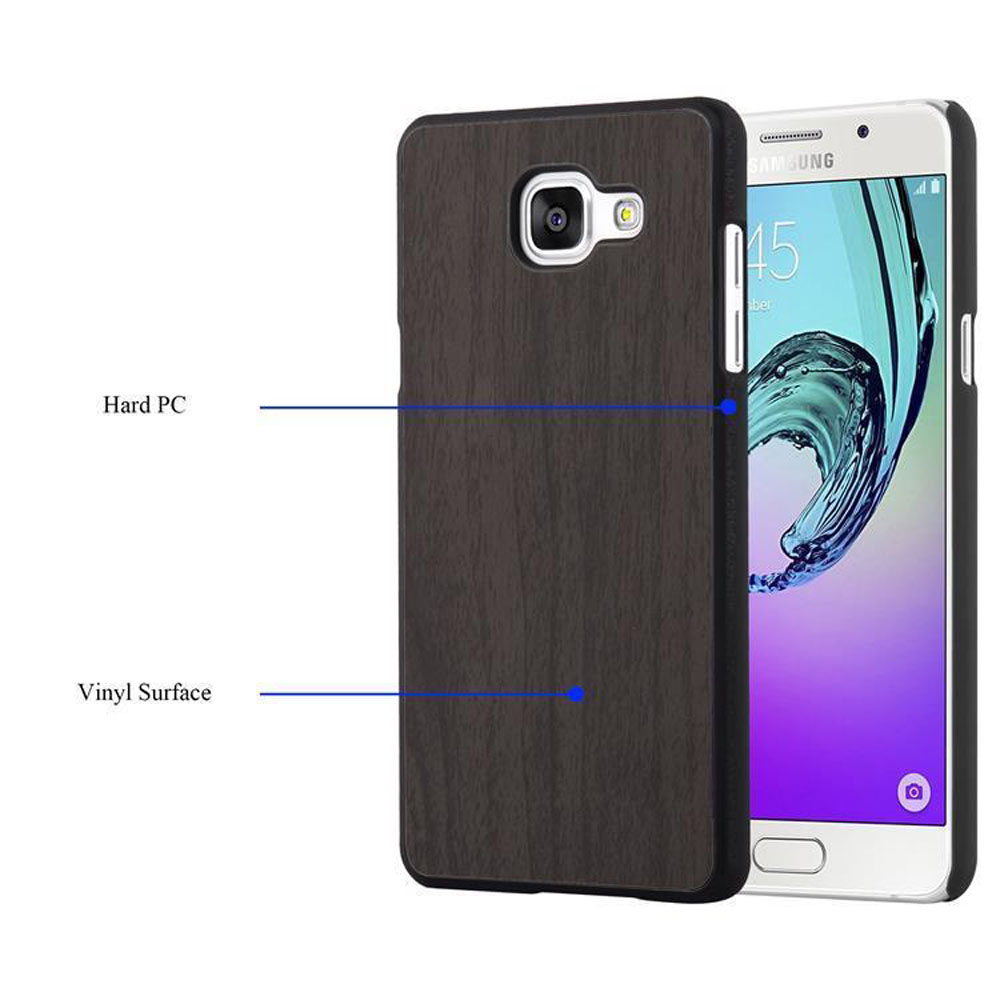 Funda de teléfono con acabado de veta de madera junto a un teléfono. Flechas señalan a PC rígido y superficie de vinilo.