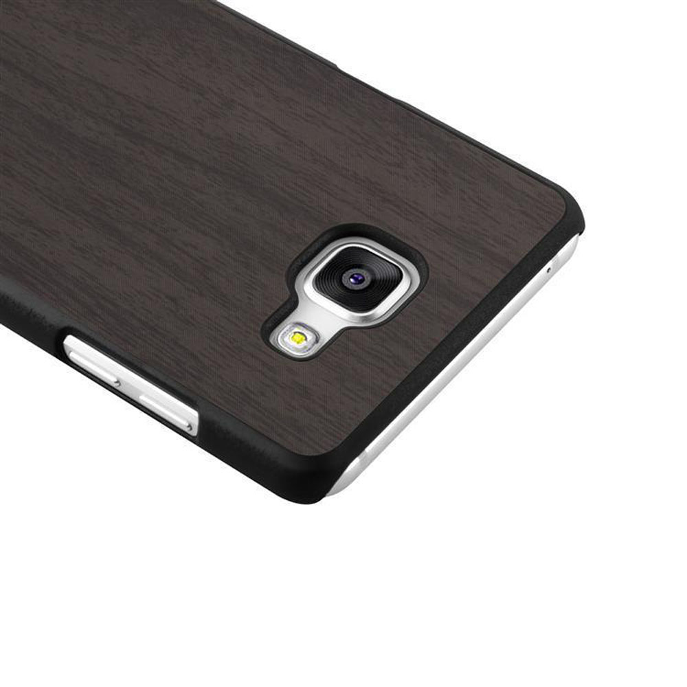 Primer plano de una funda de teléfono con textura de madera. La lente de la cámara es visible, centrada y ligeramente elevada.