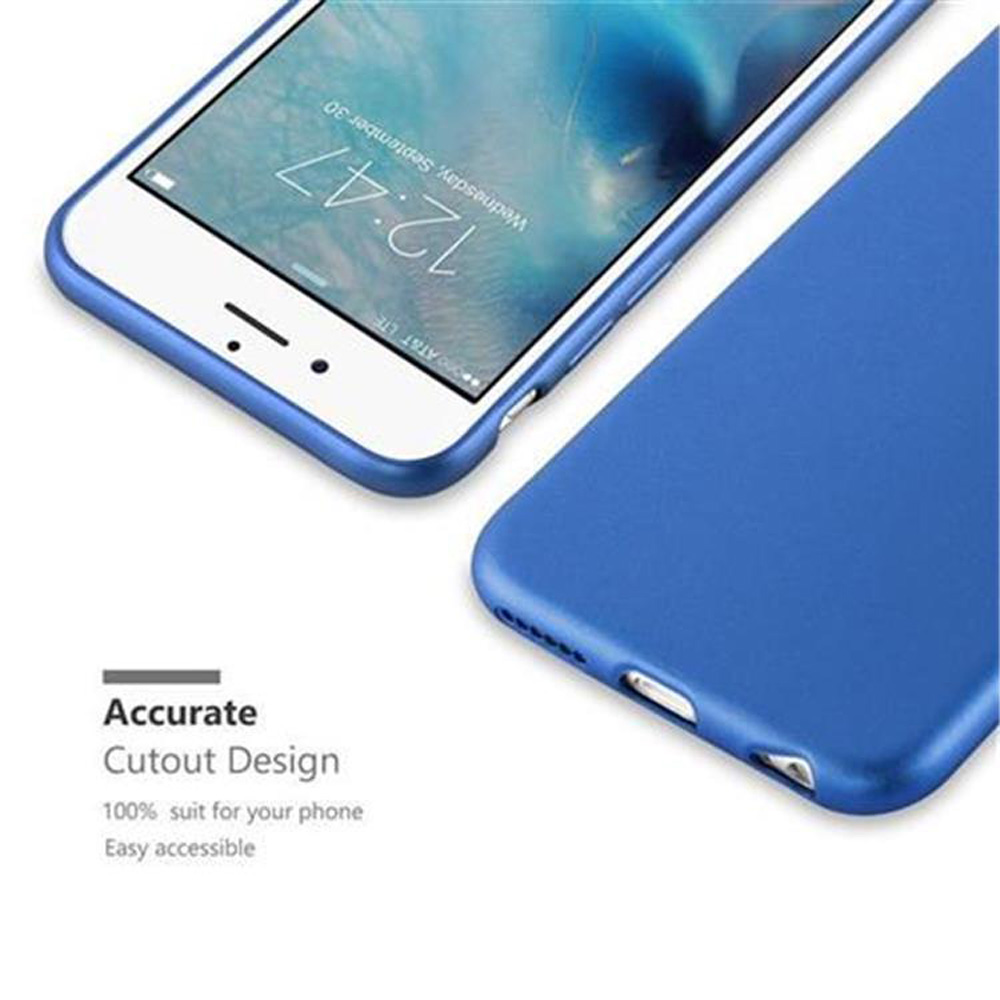 Eine blaue Handyhülle und ein Telefon, blaue Hülle zeigt Ausschnitte, Bildschirm mit Datum und Uhrzeit.