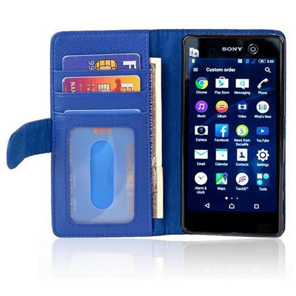 Una funda de teléfono azul abierta para mostrar un teléfono, tarjetas de crédito y efectivo en el interior. La pantalla del teléfono está encendida.
