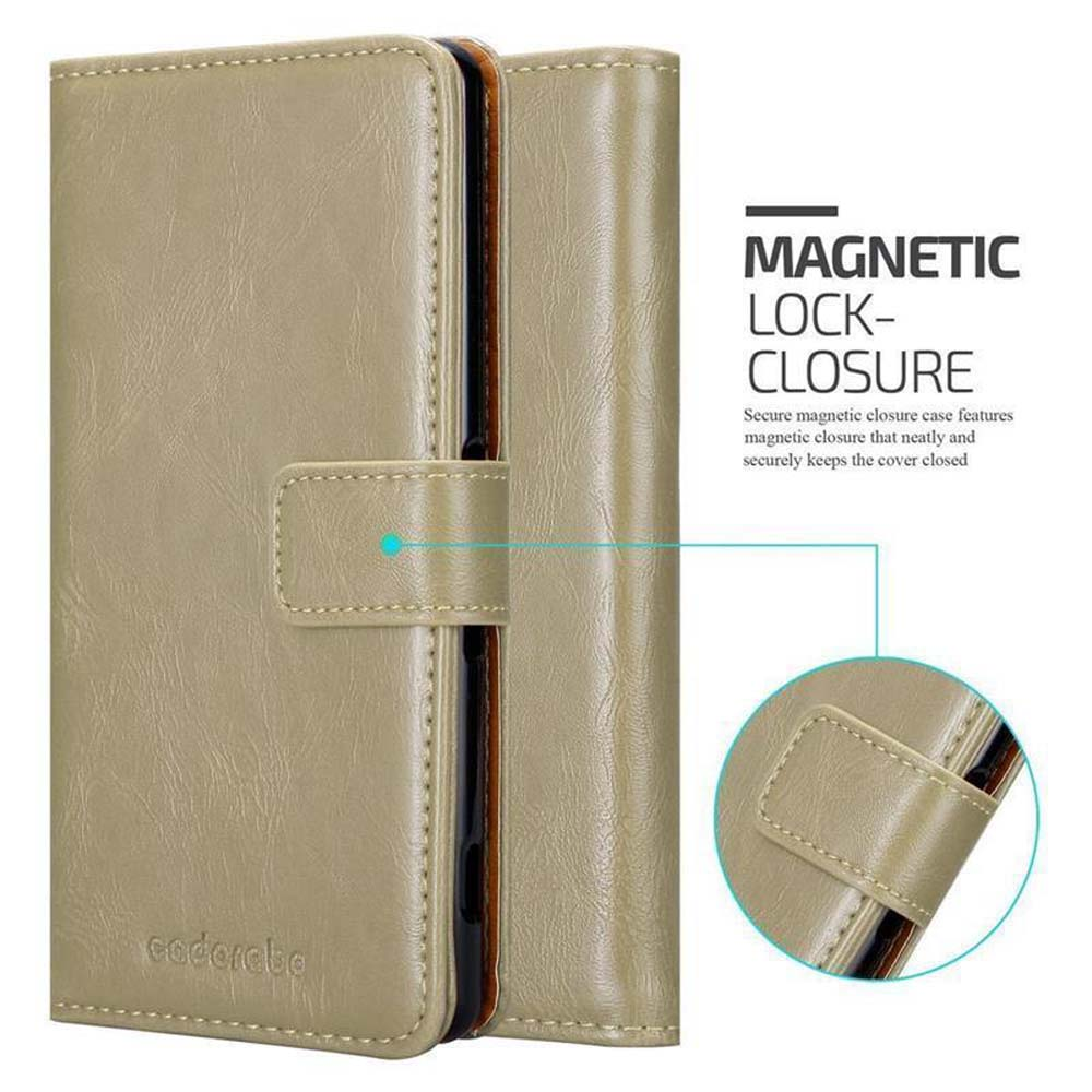 Funda de teléfono beige, cerrada, sobre una superficie blanca, con descripción de cierre magnético.