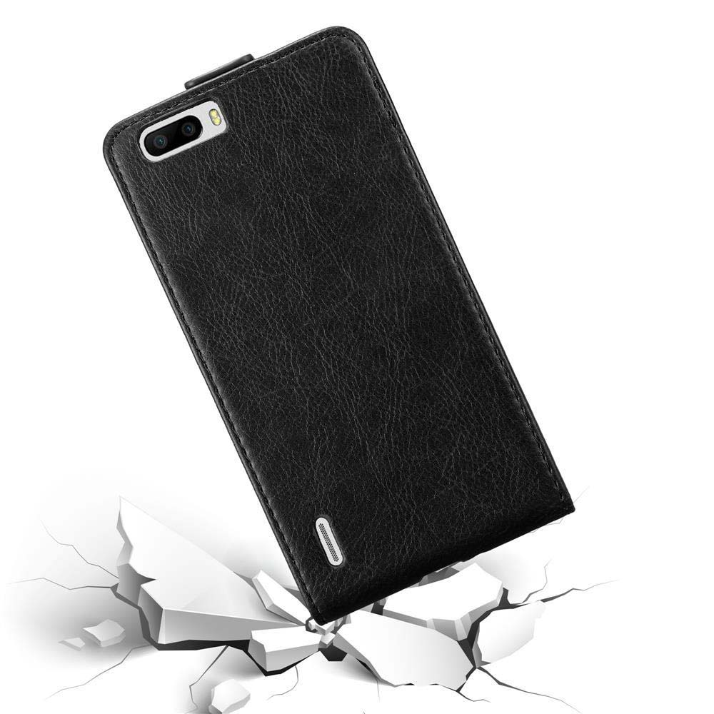 Schwarze Handyhülle mit Telefon, fällt auf zerbrochenen Beton.
