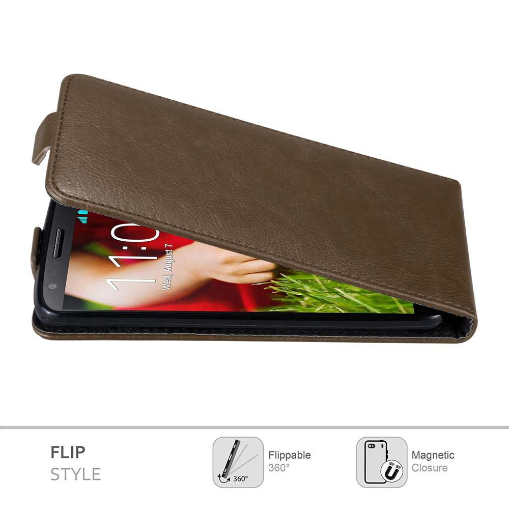 Custodia marrone per telefono. Il telefono è nella custodia. La custodia è aperta. Stile flip e chiusura magnetica.