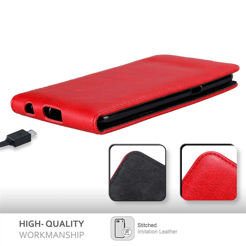 Custodia rossa con telefono dentro. Un cavo di ricarica in basso a sinistra.