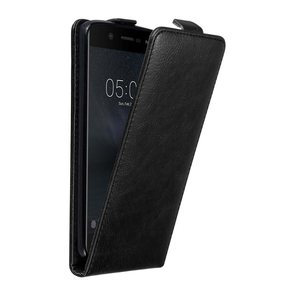 Telefono nero con custodia in pelle nera aperta. Lo schermo mostra l'ora e la data.