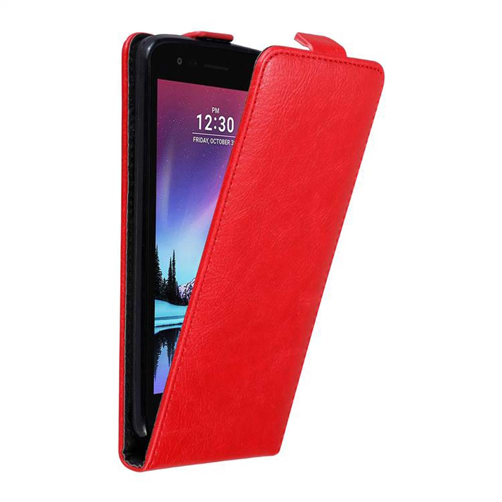 Telefono rosso con custodia rossa aperta, che mostra lo schermo con l'ora e la data.