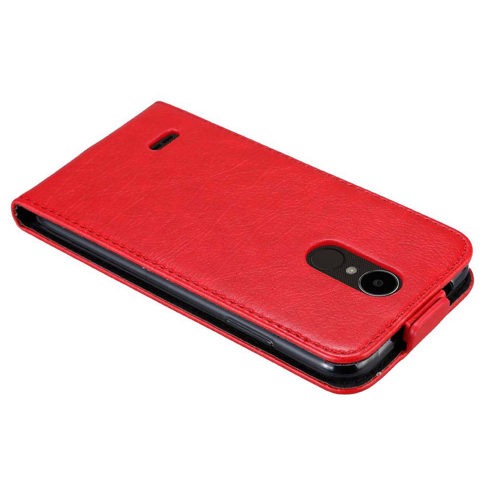 Custodia per telefono in pelle rossa. Telefono parzialmente inserito. Bordi neri e obiettivo della fotocamera.