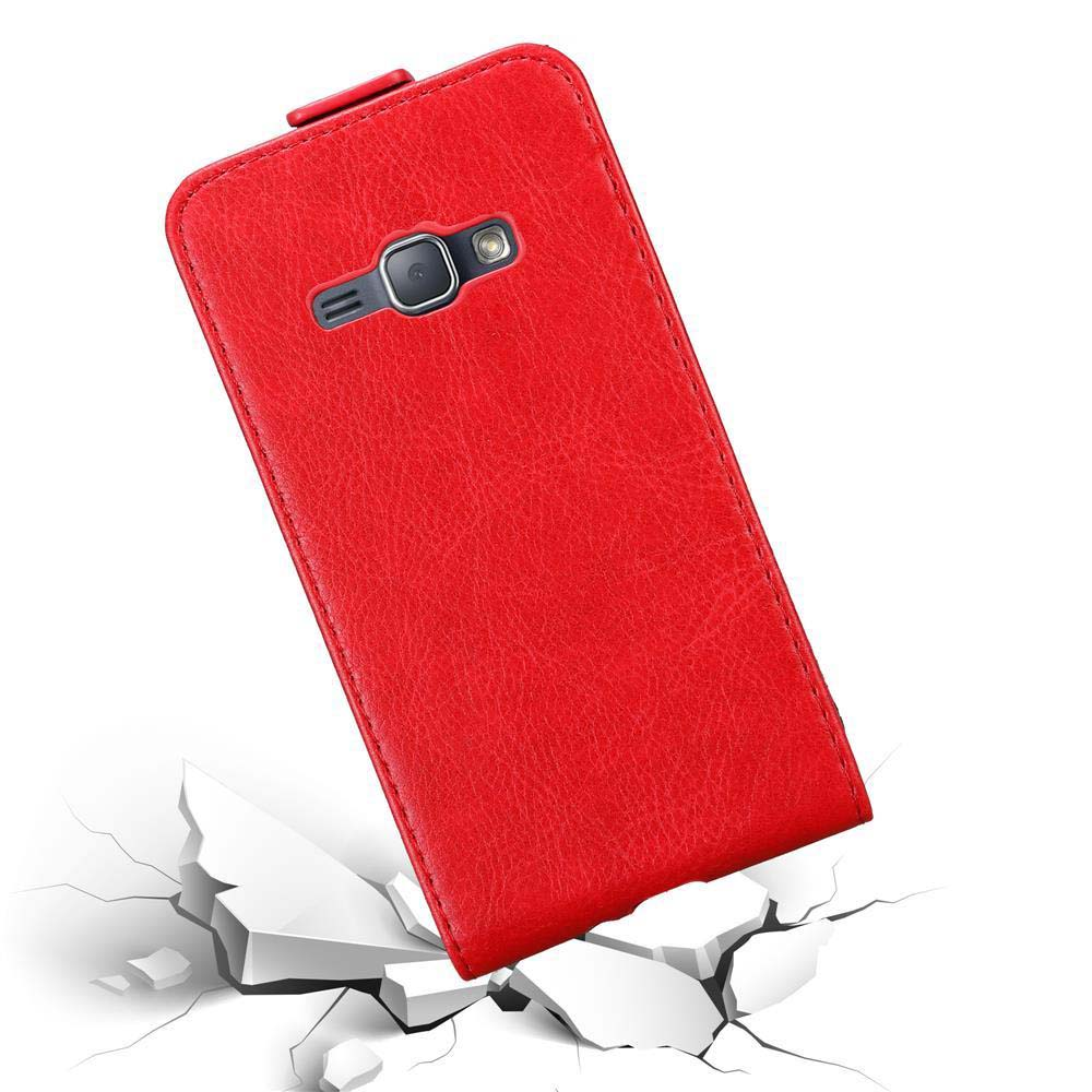 Custodia per telefono rossa su una superficie bianca. La custodia è in pelle e ha un ritaglio per la fotocamera.