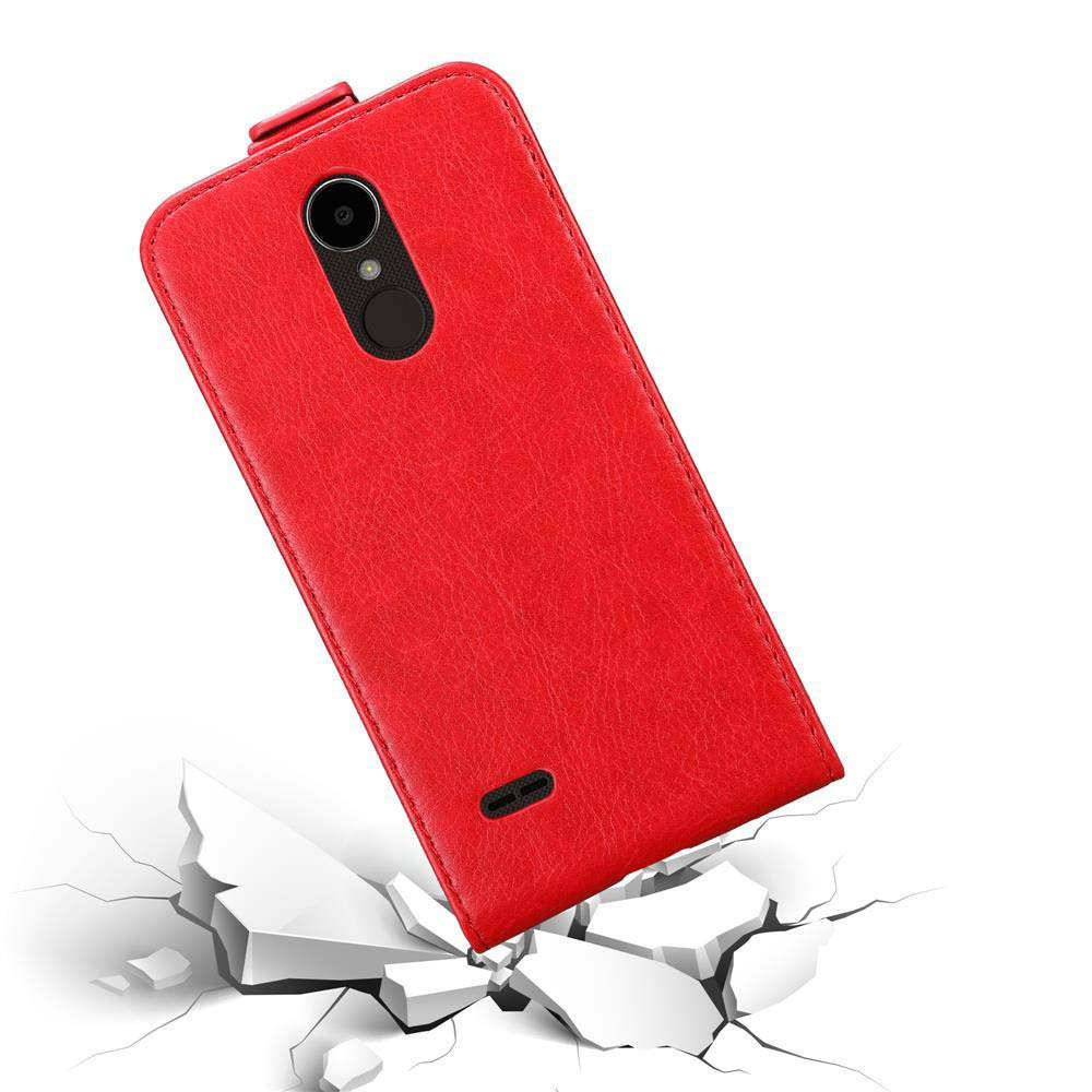 Custodia rossa per telefono che cade su cemento bianco rotto. Ha un foro per la fotocamera.