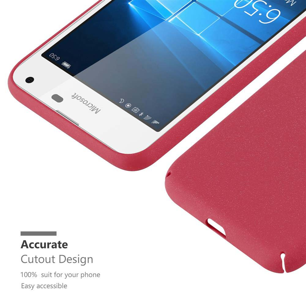 Rote Handyhülle und Telefon. Präzises Ausschnittdesign. Zeigt den Ausschnitt für die Kamera.