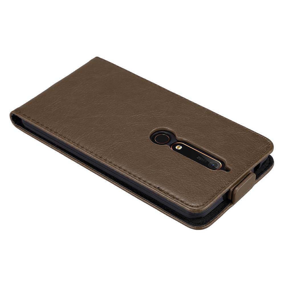Custodia per telefono in pelle marrone con telefono dentro. Il telefono ha una fotocamera.