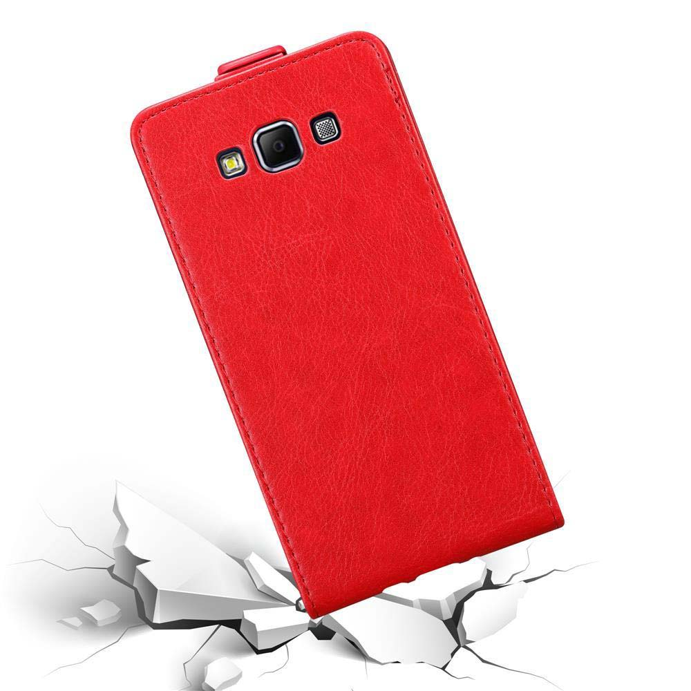 Custodia per telefono rossa, appoggiata, con forma di telefono. Sembra cadere su una superficie bianca rotta.
