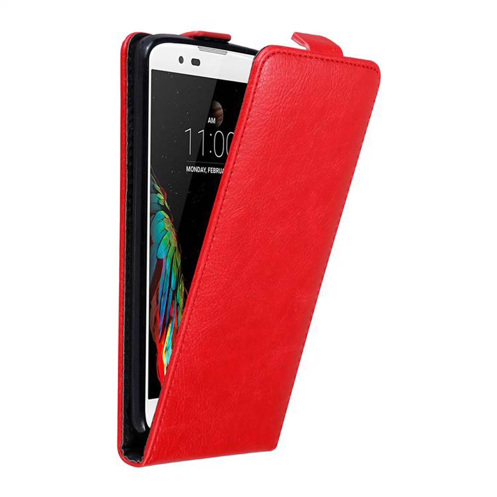 Una funda roja para teléfono con un teléfono dentro, mostrando la hora.