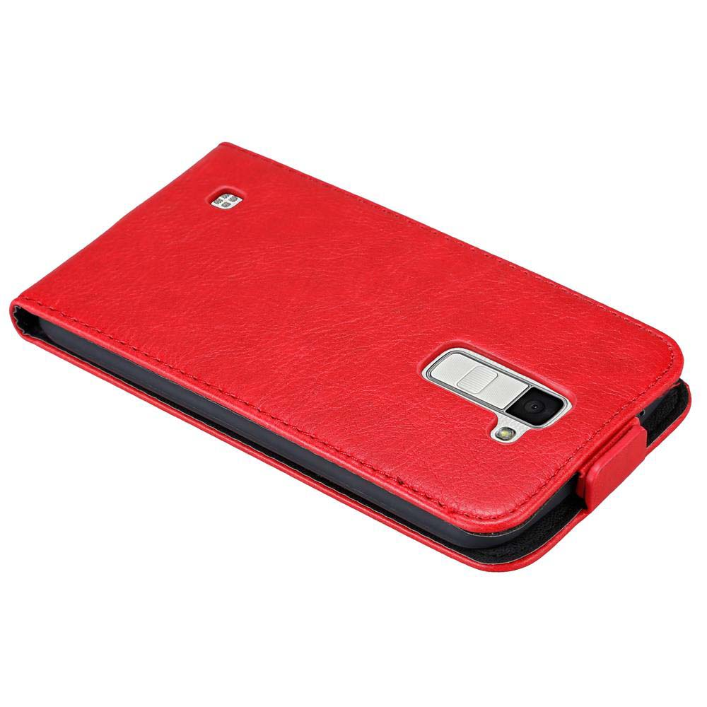 Funda de teléfono de cuero rojo, con recortes para cámara y sensores, sobre fondo blanco.