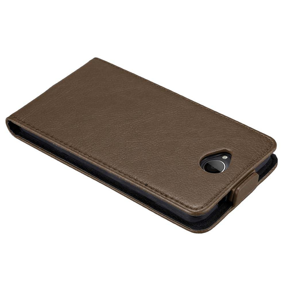 Una funda de teléfono de cuero marrón está cerrada. El teléfono está dentro. La funda protege el teléfono.