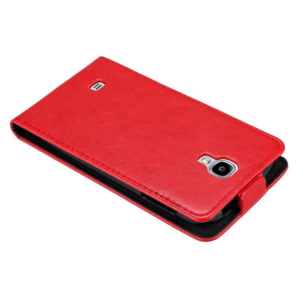 Custodia rossa chiusa con telefono all'interno. Interno e cuciture nere. Sfondo bianco.