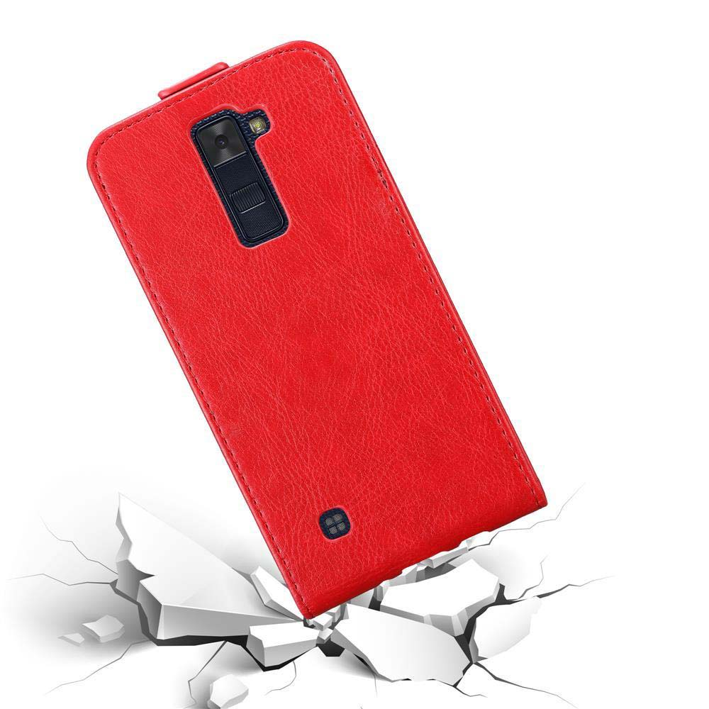 Eine rote Leder-Handyhülle fällt und zerbricht eine weiße Oberfläche am Boden.