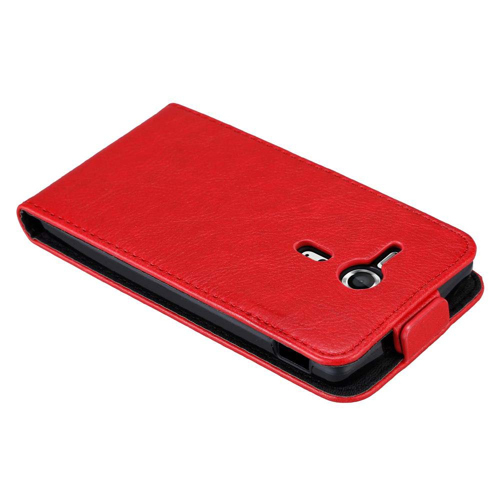 Custodia per telefono in pelle rossa, chiusa. La custodia ha un ritaglio per la fotocamera e un lembo per la chiusura.