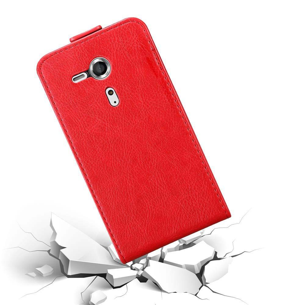 Custodia per telefono rossa, angolata su terreno frantumato. Custodia per telefono con fotocamera. Sfondo bianco.