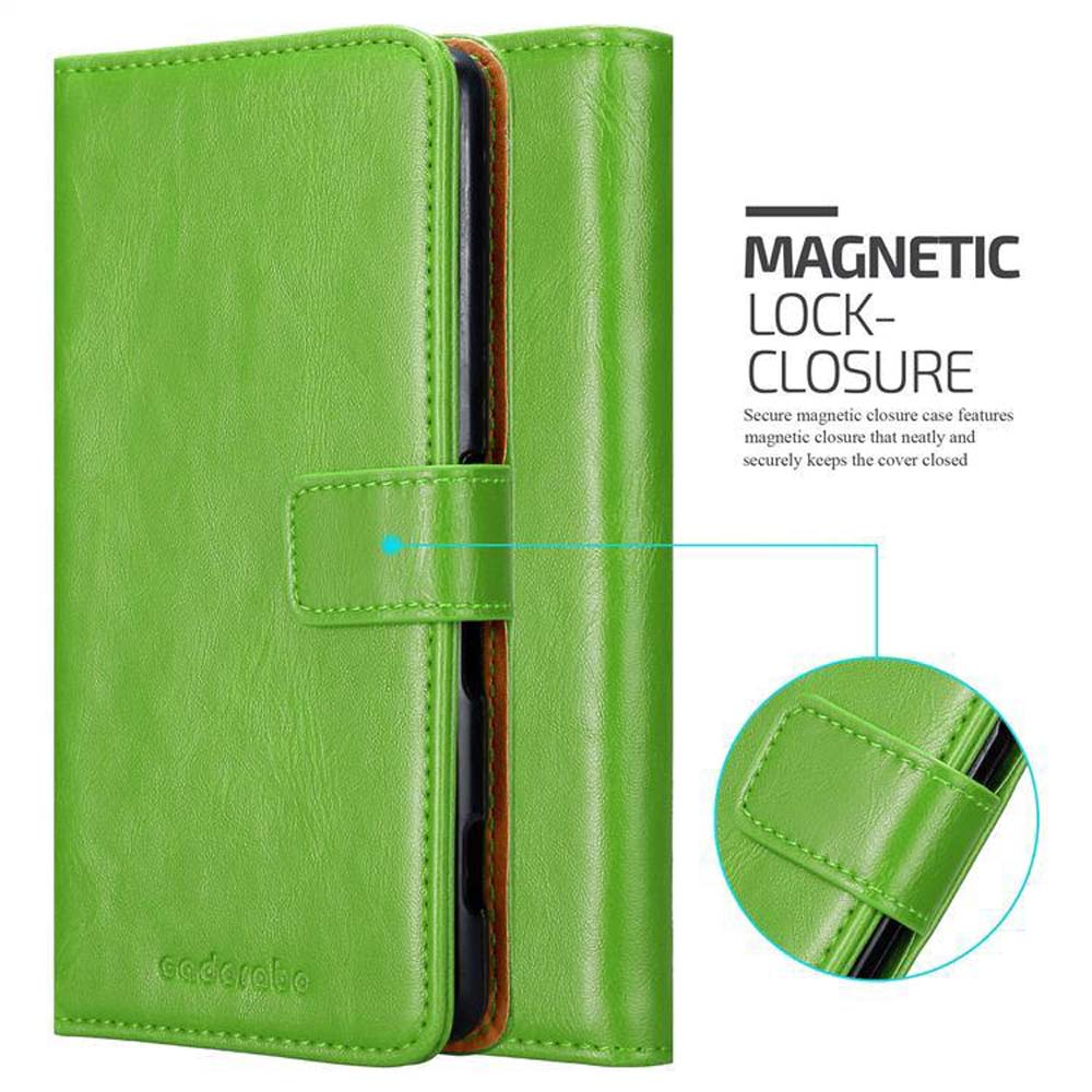 Una custodia verde per telefono è aperta. La cover ha una chiusura magnetica e un piccolo lembo cucito. La custodia è verde.