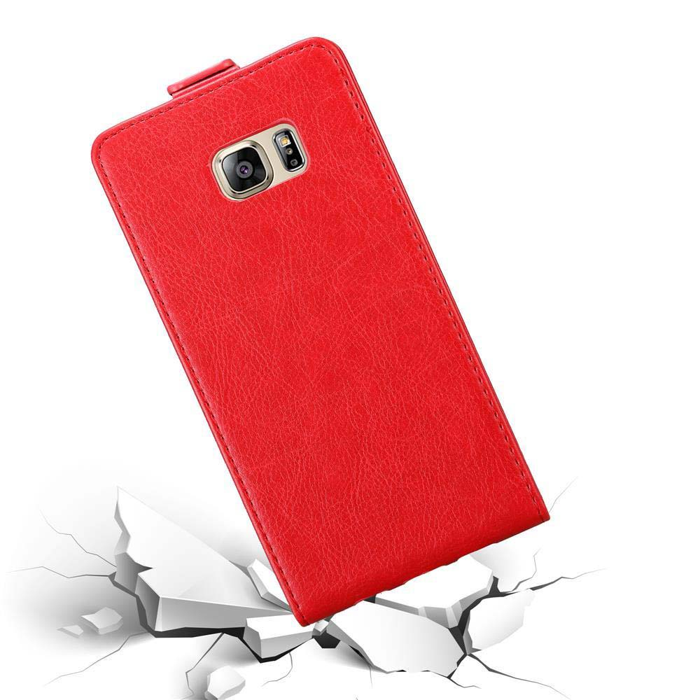 Rote Handyhülle. Die Handyhülle ist mit dem Telefon im Inneren geneigt. Die Hülle befindet sich auf einer weißen Oberfläche.