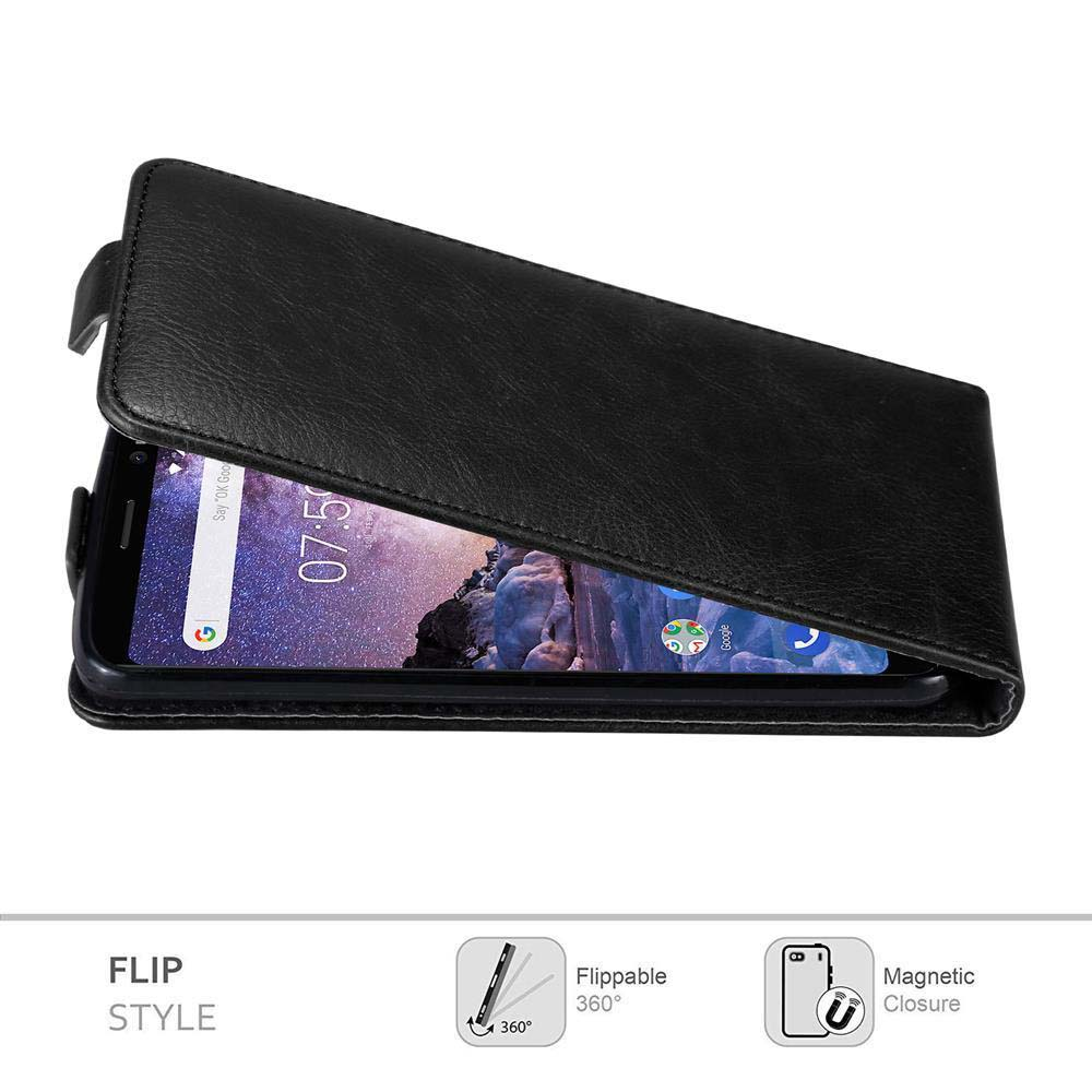 Custodia nera per telefono. Il telefono è nella custodia. La custodia è aperta. Stile flip e chiusura magnetica.