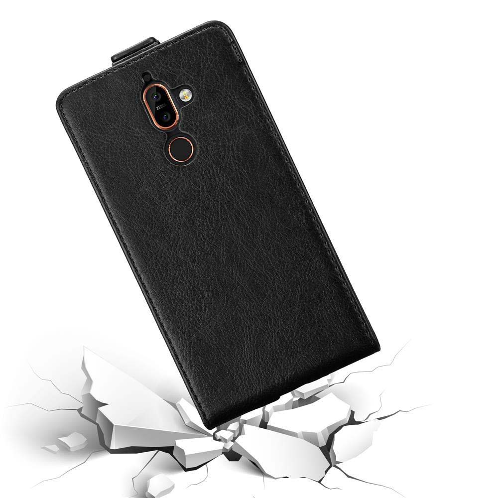 Custodia per telefono in pelle nera. Telefono parzialmente inserito. Bordi neri e obiettivo della fotocamera.